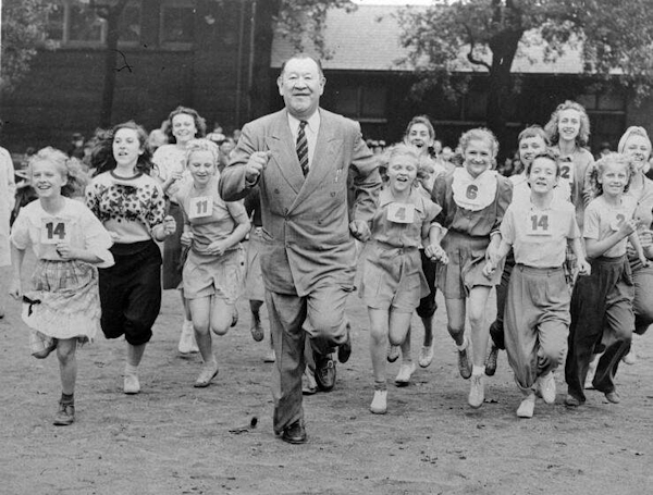 Jim Thorpe with children 1948